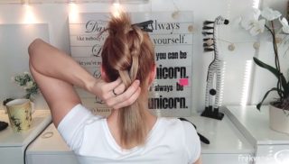 Hairstyle s&nbsp;Ellie: Nudí vás obyčejné účesy? Vyzkoušejte gumičkový cop!
