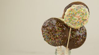 Chuťovky Frekvence 1: Upečte si vánoční perníková lízátka