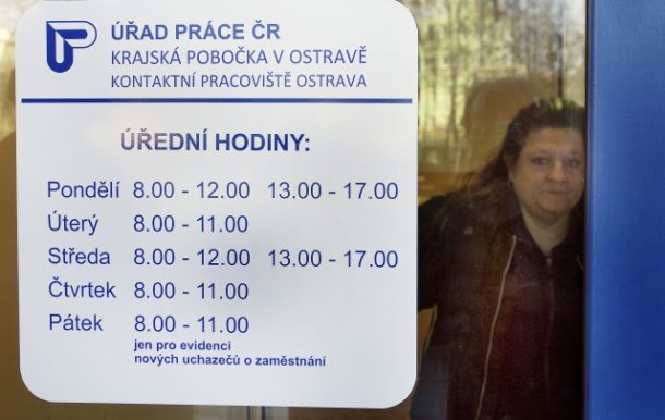 Nezaměstnanost v Česku klesla, i tak je bez práce přes 350 tisíc lidí