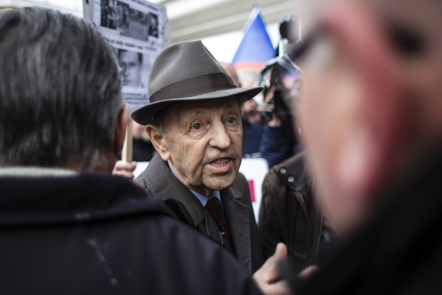 Komunistu Milouše Jakeše (94) srazilo auto, když šel po přechodu