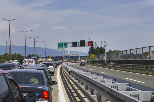 Doprava v&nbsp;Chorvatsku kolabuje: 30 kilometrů dlouhá kolona, řidiči čekají až 7 hodin!