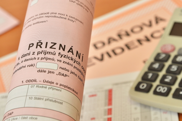 Poslední šance! Do dnešního dne je třeba odevzdat daňové přiznání. Co hrozí opozdilcům?