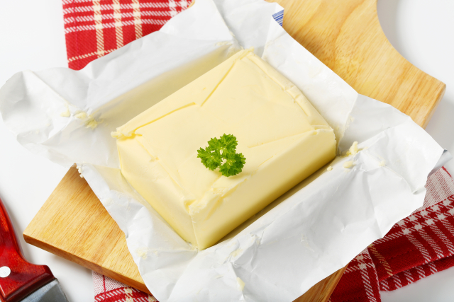 Cena másla je rekordně vysoká! Cena jedné kostky se blíží k&nbsp;45 korunám. Příčin je hned několik