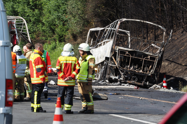 U českých hranic shořel po nehodě autobus, zřejmě až 18 lidí zemřelo