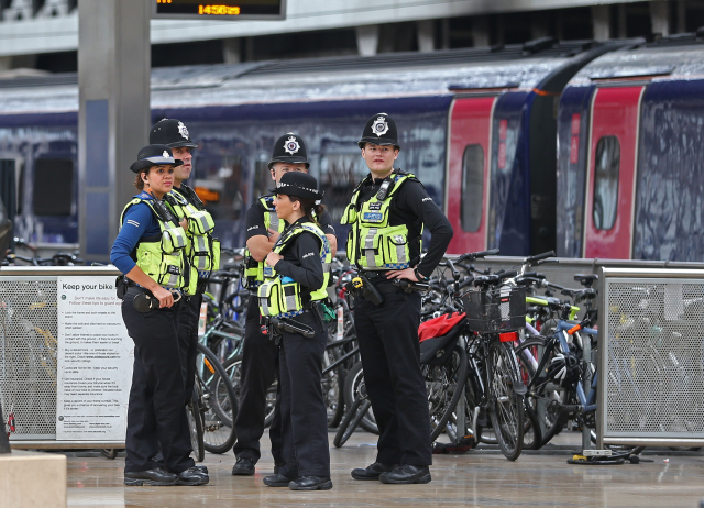 Britská policie v souvislosti s útokem v metru zadržela mladíka