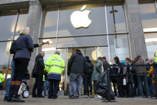 Šílenství začíná! Na&nbsp;iPhone X se stojí obří fronty, mladík v&nbsp;ní čekal dokonce 6&nbsp;dní!