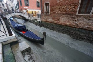 Romantika na&nbsp;suchu. Slavné Benátky jsou bez vody, gondoly se válí v&nbsp;bahně