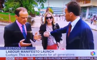 VIDEO: Moderátor BBC popadl v&nbsp;přímém přenosu ženu za prso