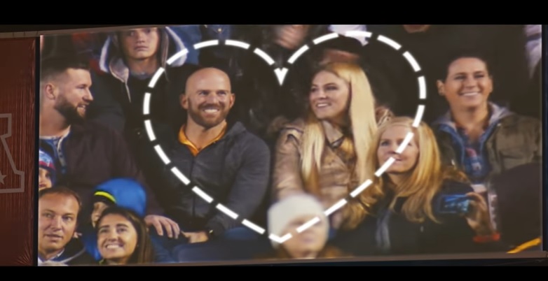 Kamera na stadionu zamířila na hezký pár! Vše ale dopadlo jinak, než si všichni mysleli. VIDEO