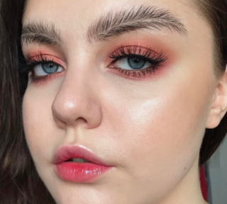 Svět ovládl podivný trend: Ženy si lepí obočí, aby vypadalo jako peří. Proč?