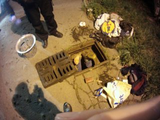 FOTO DNE: Muž v&nbsp;Teplicích skočil šipku do kanálu. Prý v&nbsp;něm viděl zlatý řetízek!