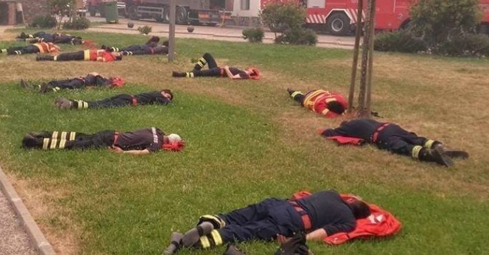 Jsou naživu? Záhadná fotka hasičů byla objasněna