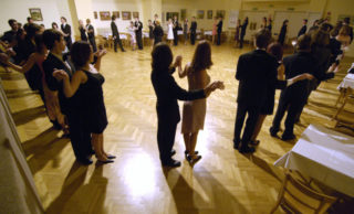 Klukům se nechce do tanečních. Školy se je snaží nalákat na&nbsp;výhodnější ceny