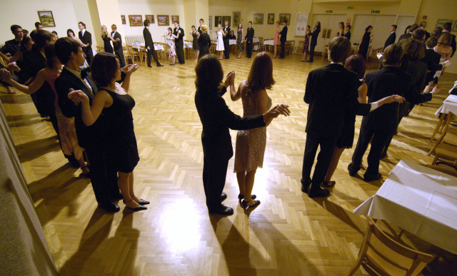 Klukům se nechce do tanečních. Školy se je snaží nalákat na&nbsp;výhodnější ceny