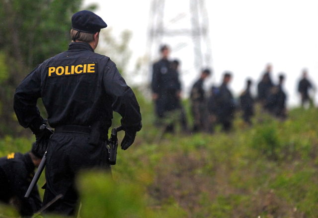 Policistům a&nbsp;vojákům vzroste plat: Od ledna si přilepší o&nbsp;stovky korun