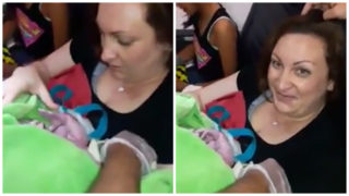 VIDEO zachycuje porod v&nbsp;letadle! Chlapeček přišel na&nbsp;svět za neuvěřitelných podmínek