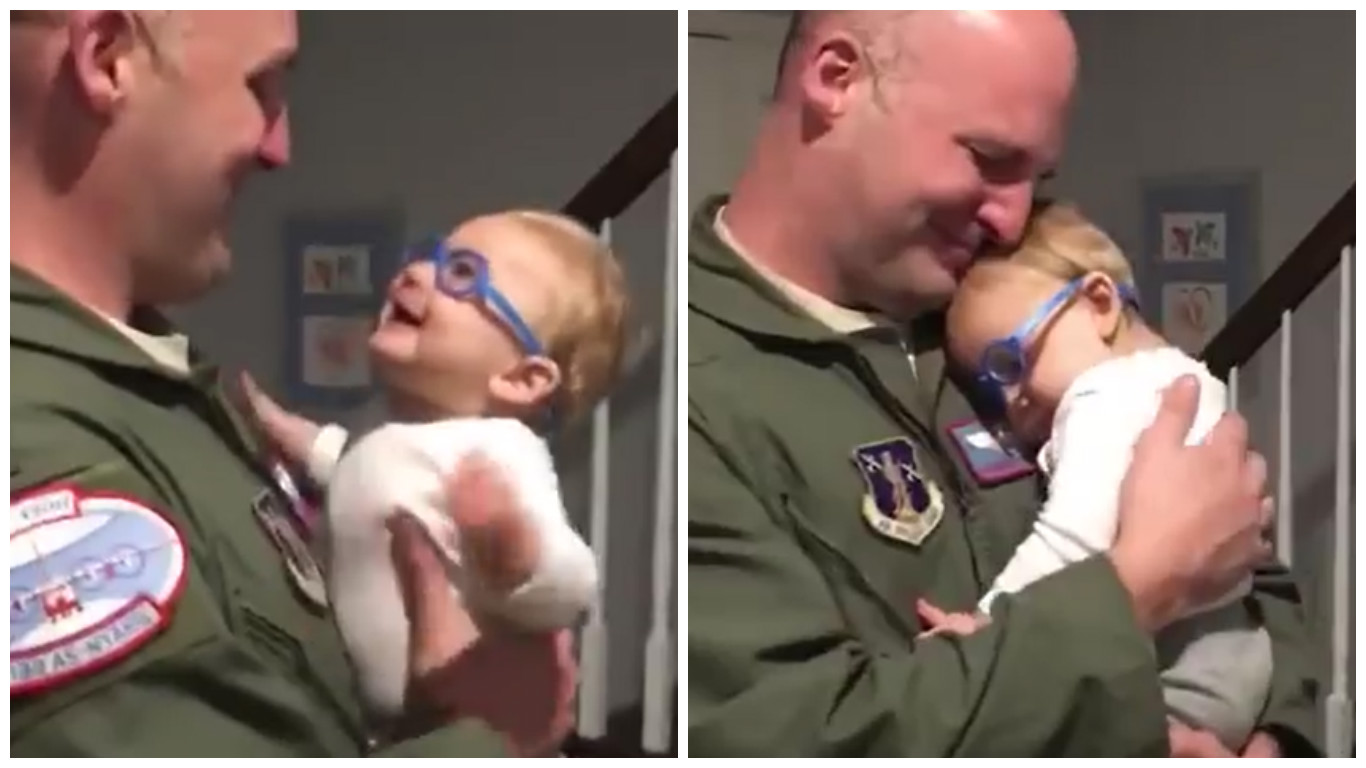 Chlapečkovi poprvé nasadili brýle. Nejdojemnější rodinné shledání je hitem internetu