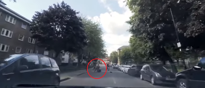 Ti si to příště rozmyslí! Muž dal pořádně za vyučenou zlodějům na motorce. VIDEO