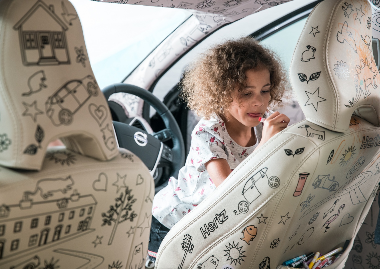 Okopané sedačky a nervózní děti na cestách? Řešením jsou autoomalovánky