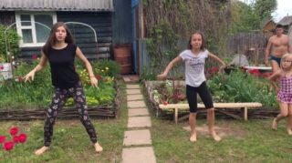 VIDEO: Tatínek nečekaně zasáhne do tanečního vystoupení svých dcer. Tohle musíte vidět