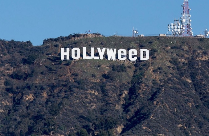 Vítejte v HOLLYWEEDU! Vtipálek změnil slavný nápis nad Los Angeles