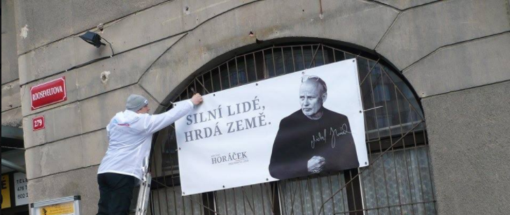 Drahošův tým přelepí Horáčkovy billboardy heslem “Volím Drahoše”