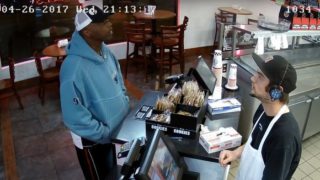 VIDEO: Zaměstnance restaurace přepadl ozbrojený lupič! Jeho reakce je neuvěřitelná