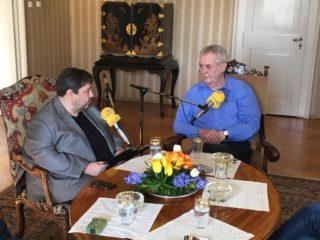 Hackeři zaútočili na&nbsp;Miloše Zemana. V&nbsp;Prezidentském Pressklubu prozradil, co našel v&nbsp;počítači. VIDEO