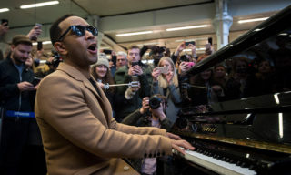 Slavný zpěvák překvapil cestující na&nbsp;nádraží! Zahrál jim jen tak na&nbsp;klavír. VIDEO