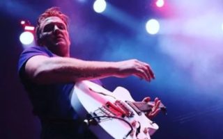Rocker během koncertu kopl fotografku do obličeje. Útok natočila kamera. VIDEO