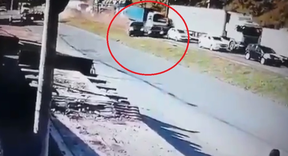 Nebrzdící nákladní auto projelo kolonou. Nabouralo přitom 20 vozů! VIDEO