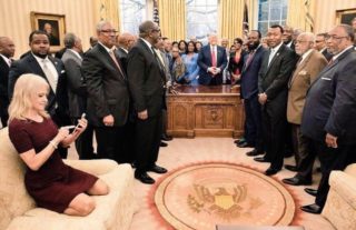 FOTO DNE: Snímek Trumpovy poradkyně klečící na&nbsp;pohovce vyvolal skandál!