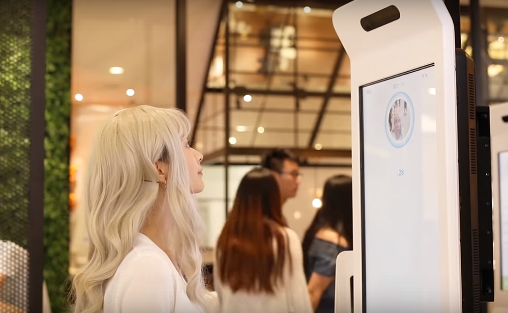 Chcete se najíst? Přestaňte se mračit! KFC testuje systém Zaplať úsměvem