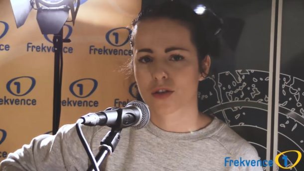 VIDEO: Katarína Knechtová zazpívala ve studiu Frekvence 1 novou píseň FEA