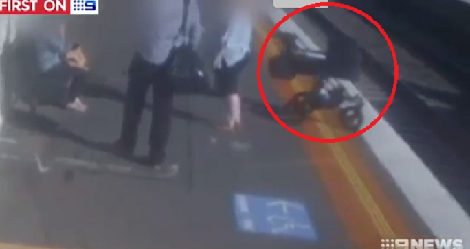 VIDEO: Stačilo málo a&nbsp;stala se tragédie! Kočárek s&nbsp;novorozencem spadl do kolejiště