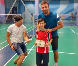 Frekvence 1 rozdávala radost! Mladému fanouškovi Robbieho Williamse předal lístky Petr Koukal