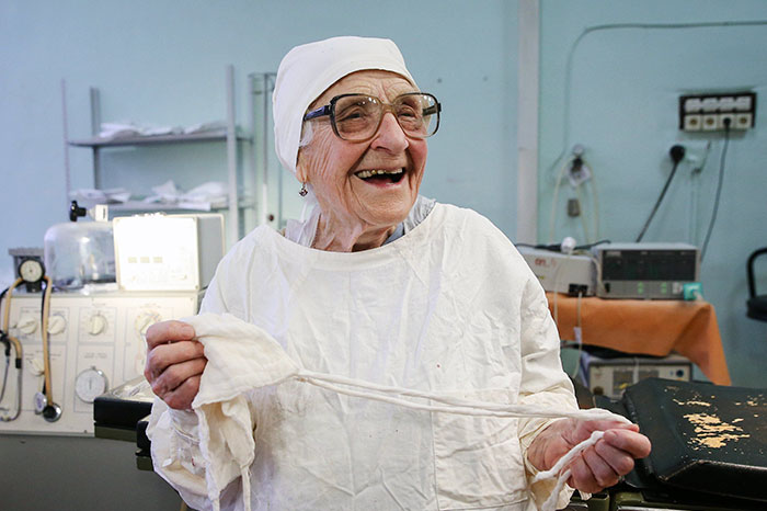 Nejstarší lékařce je 89 let a&nbsp;stále zvládá denně operovat. Jaký má recept na&nbsp;vitalitu ve stáří?