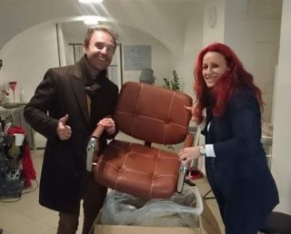 Frekvence 1 plní vánoční přání: Katce z&nbsp;Neveklova jsme přivezli nové kadeřnické křeslo. VIDEO