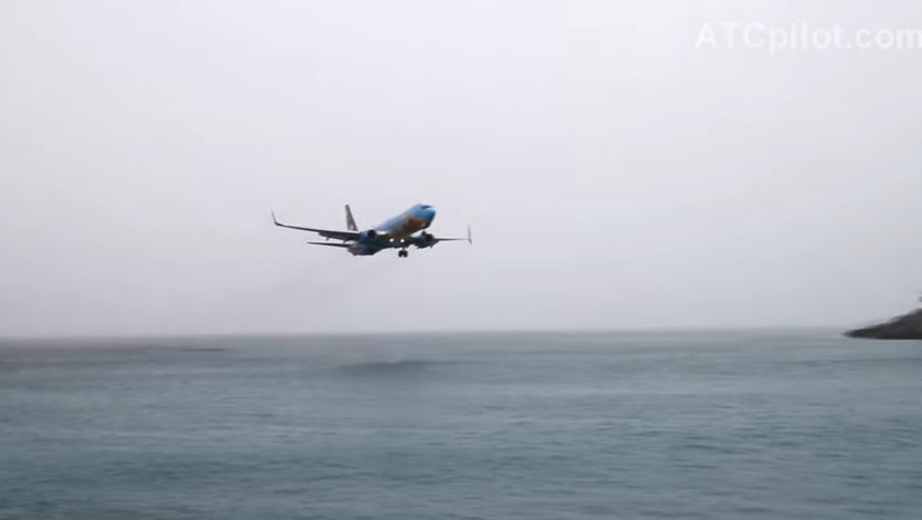 United Airlines po&nbsp;skandálu s&nbsp;vyvlečeným cestujícím: Více než 250 tisíc korun pasažérům, kteří se vzdají letu!