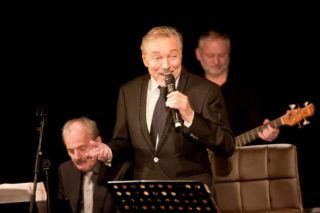 Gott se po&nbsp;operaci páteře poprvé objevil na&nbsp;veřejnosti! A&nbsp;napsal vzkaz, přečtete si ho