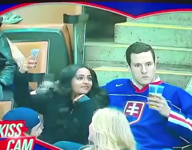 Holka, nebo pivo? Slovenský fanoušek rozesmál hokejové komentátory. VIDEO