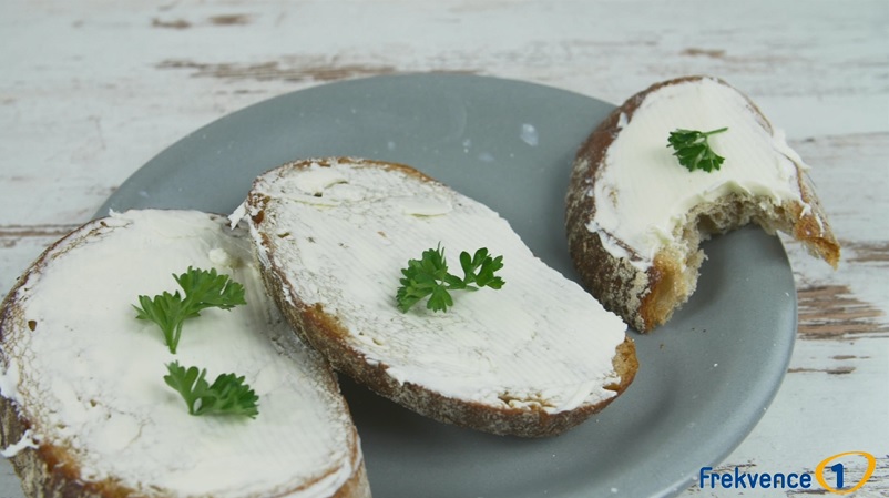 Máslo pořád zdražuje. Máme návod, jak si ho jednoduše vyrobit doma. VIDEO
