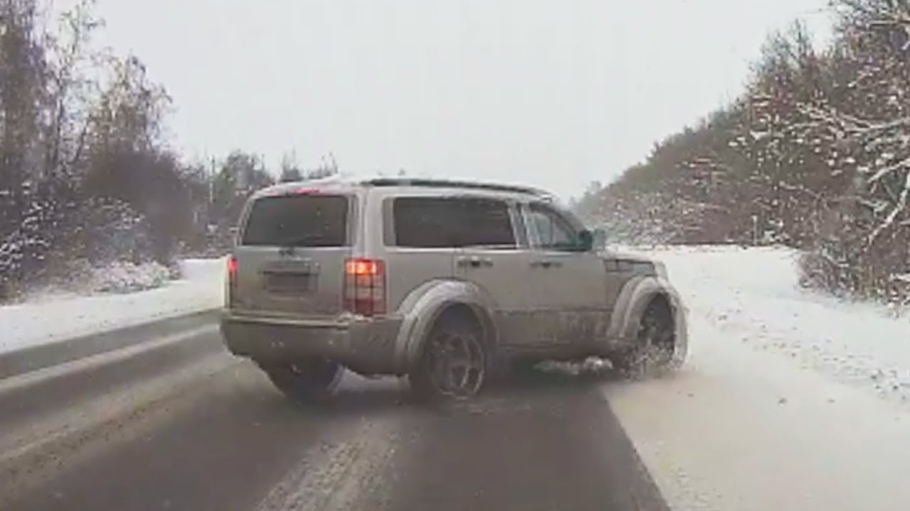 VIDEO: Auto na silnici dostalo smyk. Podívejte se na neuvěřitelný manévr, který řidič předvedl