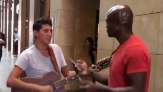 VIDEO: Pouliční muzikant brnkal na&nbsp;ulici. Kolem šel slavný zpěvák a&nbsp;přidal se