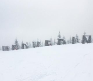 FOTO DNE: Na&nbsp;horách se to sype! Nápis na&nbsp;slavné hoře už téměř nelze přečíst!
