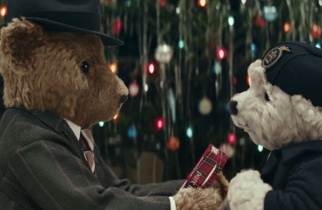 Láska nebeská s&nbsp;medvídky. Letiště natočilo dojemnou vánoční reklamu. VIDEO