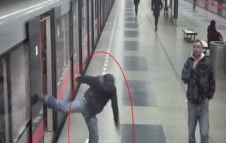 VIDEO: Policie pátrá po&nbsp;výtržníkovi. Jedním kopem rozbil okno metra
