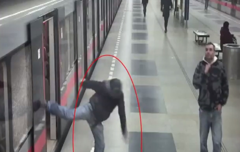 VIDEO: Policie pátrá po výtržníkovi. Jedním kopem rozbil okno metra