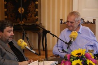 Zemanův účet zahltili jeho odpůrci haléři. Pobavili mě, ale co píšou, nečtu, uvedl v&nbsp;Prezidentském Pressklubu. VIDEO
