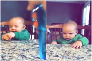 Tos přehnal! Táta ho pocákal vodou, vražedný výraz jeho synka teď baví svět. VIDEO